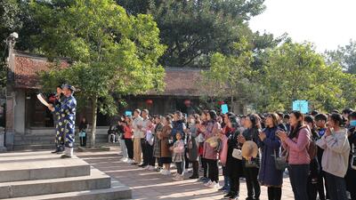 Hình ảnh về hoạt động trải nghiệm của nhà trường tại đền thờ thày giáo Chu Văn An